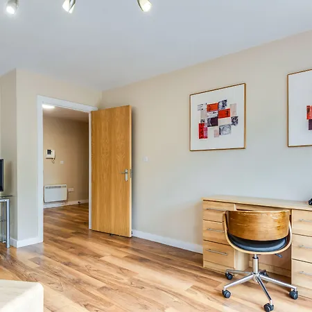 Roomzzz Headingley 4*