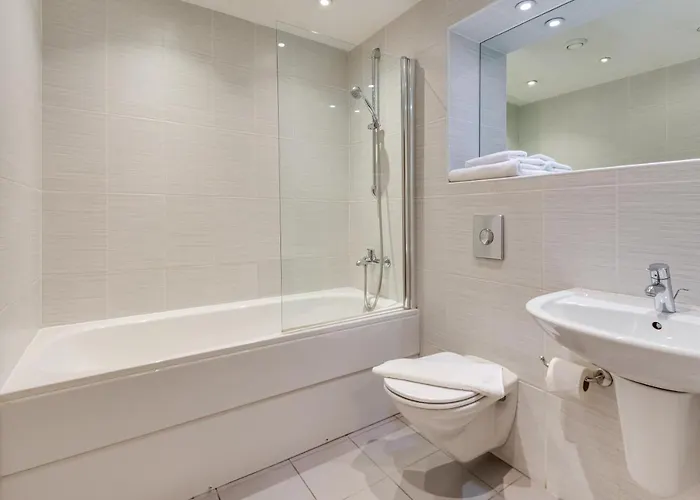 Roomzzz Headingley ليدز