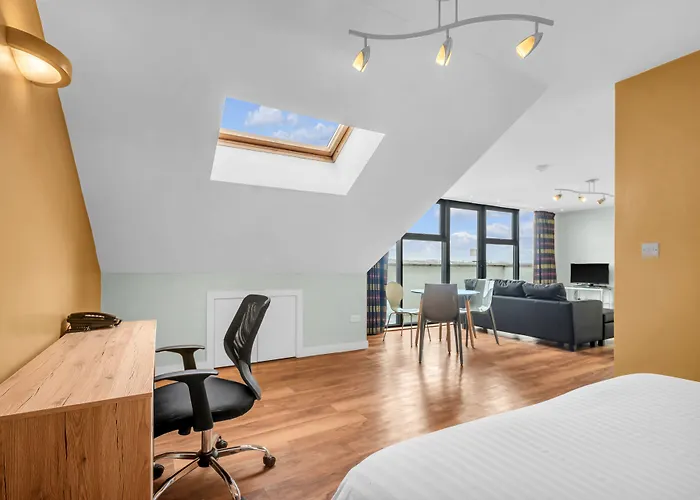 Roomzzz Headingley Aparthotel