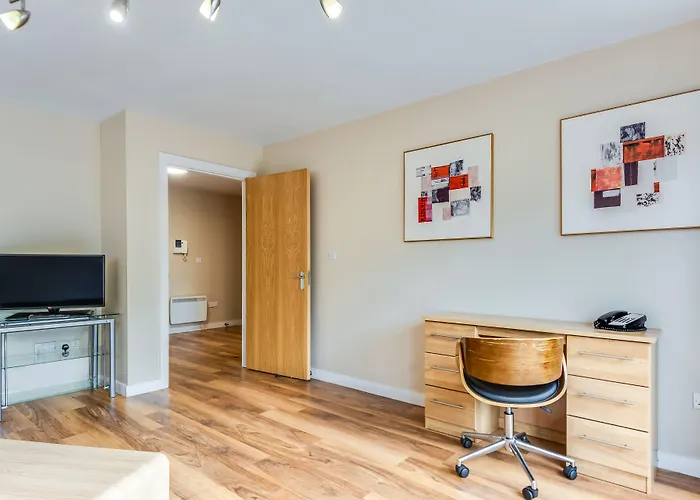 Roomzzz Headingley 4*