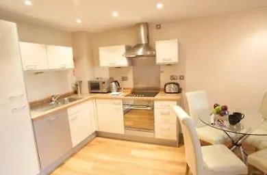 Roomzzz Headingley 4* ليدز