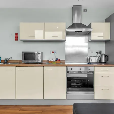 Roomzzz Headingley شقة فندقية ليدز