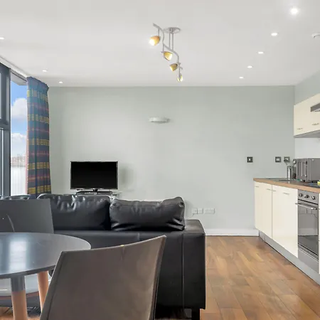 Roomzzz Headingley ليدز