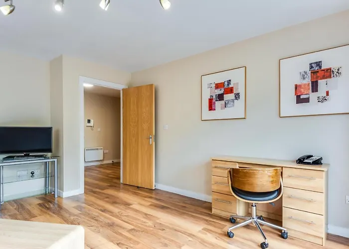 Roomzzz Headingley 4*