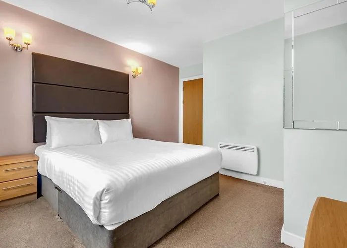 Апарт-отель Roomzzz Headingley 4*
