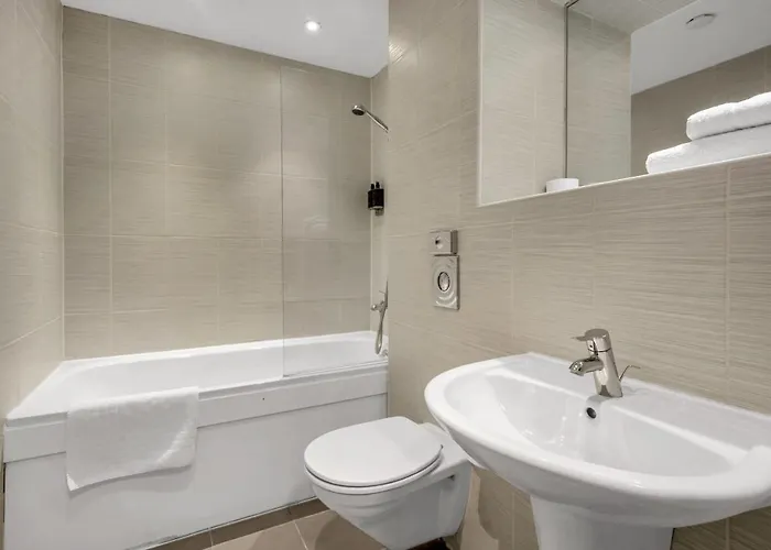 Roomzzz Headingley 4*