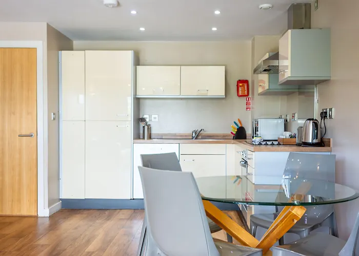 Апарт-отель Roomzzz Headingley 4*