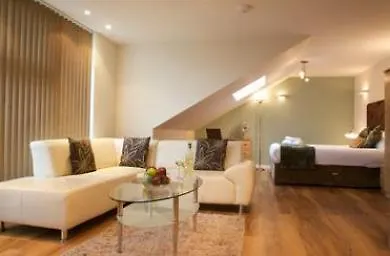 Roomzzz Leeds Headingley Апарт-готель 4*