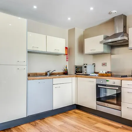 Апарт-готель Roomzzz Leeds Headingley
