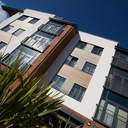 Апарт-готель Roomzzz Leeds Headingley