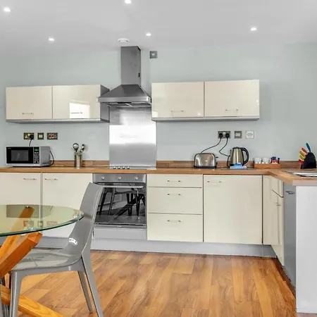 Roomzzz Leeds Headingley 4* Лідс