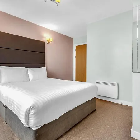 Апарт-готель Roomzzz Leeds Headingley 4*