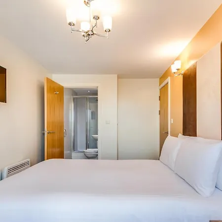 Roomzzz Leeds Headingley 4*