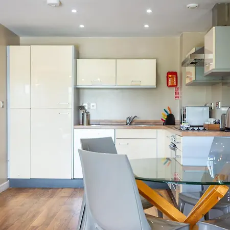 Roomzzz Leeds Headingley Апарт-готель 4*