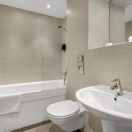 Roomzzz Leeds Headingley 4*