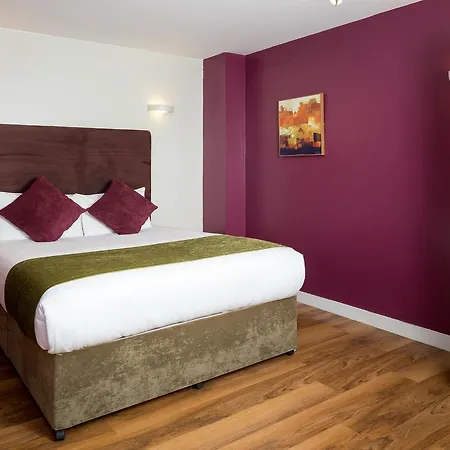 Roomzzz Leeds Headingley 4*